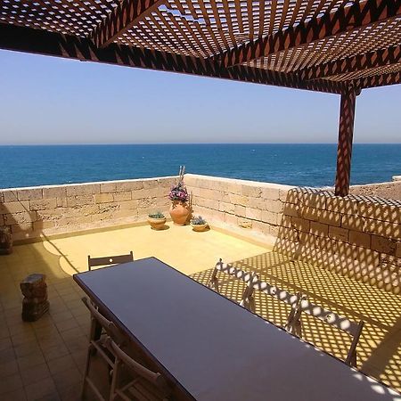Four Hearts - Acre'S Sea Side Suite Buitenkant foto
