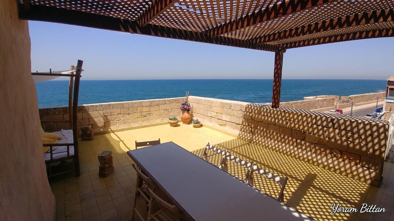 Four Hearts - Acre'S Sea Side Suite Buitenkant foto