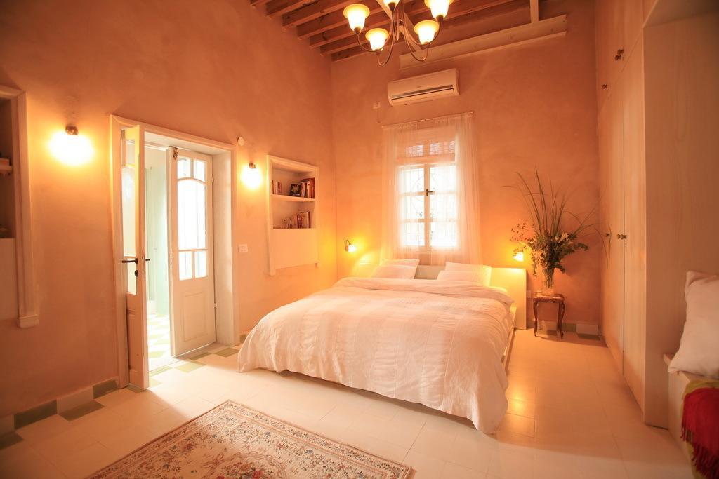 Four Hearts - Acre'S Sea Side Suite Buitenkant foto